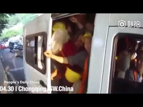 Ndodh edhe kjo: Brenda furgonit 6+1, zbresin 40 punëtorë (Video)