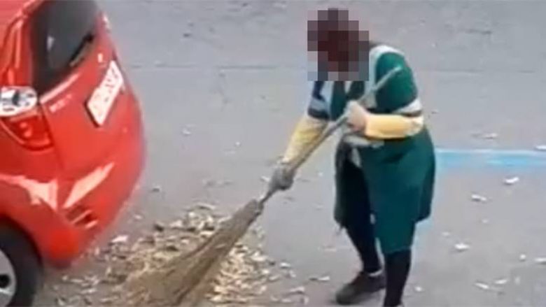 Mënyra se si kjo grua pastron rrugët është bërë hit në internet, gjithçka që e pastron e fsheh nën vetura…(VIDEO)