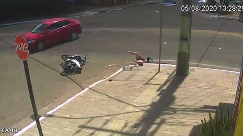 Shoferja e skuterit goditet nga një makinë dhe më pas përfundoi në një puset…(VIDEO)