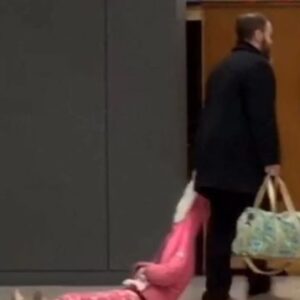 Çfarë është kjo? Babai e tërheq vajzën e tij në aeroport sikur të ishte një thes me patate..(VIDEO)