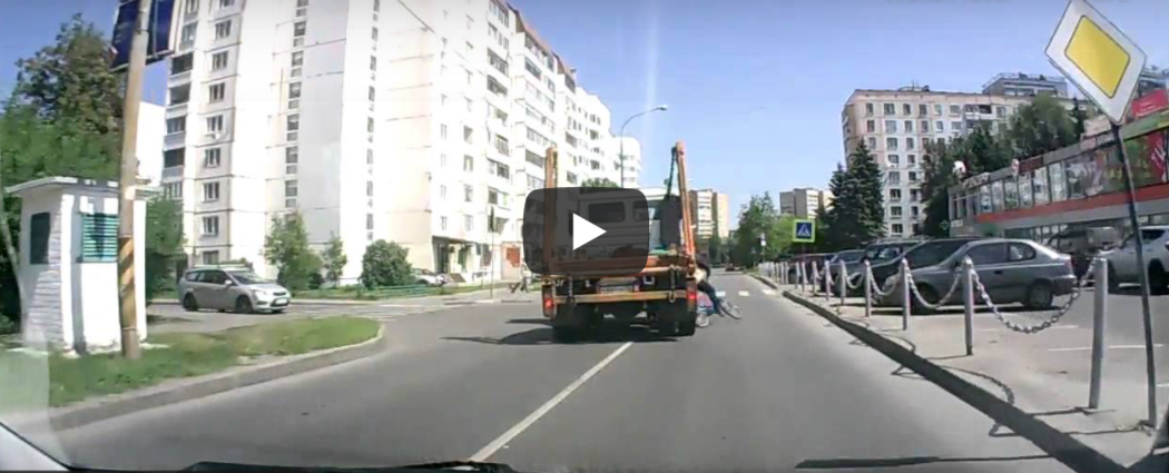 Shikoni Gjendjen E Vajzes Pasi I Kalon Kamioni Siper Mbi Trup (VIDEO)