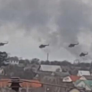 Helikopterët rusë sulmojnë pandërprerë në afërsi të aeroportit në Ukrainë, pamje që i dokumentojnë luftimet e ashpra