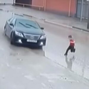 Për pak sa nuk e goditi me makinë: Reagimi i shoferit do të iu lë pa frymë…(VIDEO)