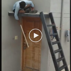 I duket sikur “dreqi” po i troket në derë, por shikoni se çfarë ndodh në fund…(VIDEO)