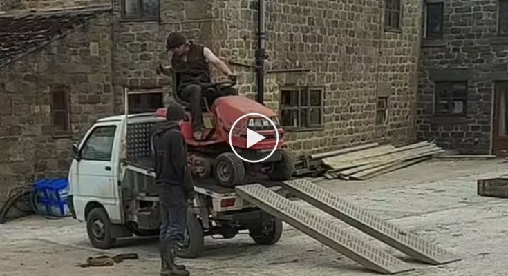 Fermeri ‘vendos me kujdes traktorin’ në një rimorkio – gjithçka shkoi perfekt, deri në sekondën e fundit…(VIDEO)