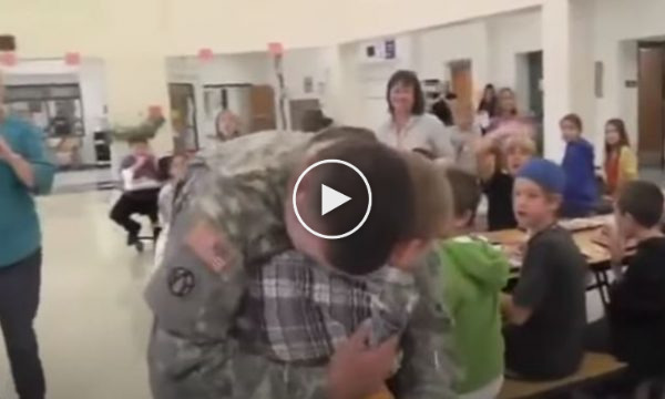 Momente emocionuese kur ushtarët kthehen nga misioni dhe takojnë familjarët…(VIDEO)