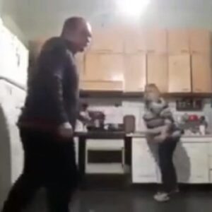 Po luante futboll në kuzhinë, rrehet nga gruaja pasi shkaktoi rrëmujë (Video)