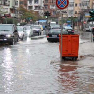 Stuhia po afron, njoftimi urgjent për qytetarët: Mos i parkoni makinat në këto zona që janë me rrezik të lartë për përmbytje