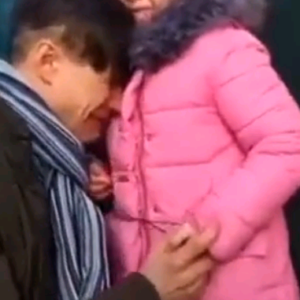 Ukrainasi me lot i jep lamtumirën vajzës e gruasë së tij/ Do rrijë të mbrojë atdheun…