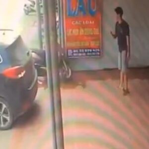 I riu po e ndihmonte të parkonte, por femra e ‘vizaton’ në mur-Momenti i per.plasjes/ VIDEO