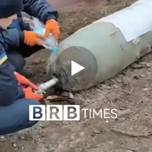 E cmendur-Ukrainasit çaktivizojnë bombën me duar dhe ujë (VIDEO)