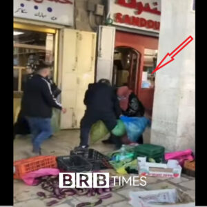 Doli për kafshaten e gojes/ Gruaja Muslimane keqt.rajtohet në rrug nga disa.. ja hedhin gjith perimet(VIDEO)