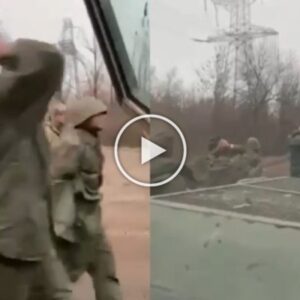 Me duar të lidhura/ Pas sulmeve të tmerrshme në Ukrainë, shihni si janë zënë rob ushtarët rusë (Video)