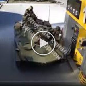 Video/”Shikoni se si disa ushtar rus vjedhin karburant në një pomp benzine në Kiev.”