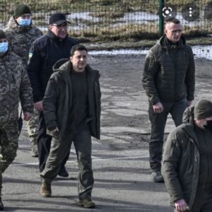 As nuk do t’ia dijë fare për Putinin/ Në këmbë duke ecur neper Ukraine, Zelenksy viziton të plagösurit në spital