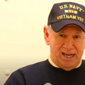 Navy veteran out to dinner with wife gets interrupted by 5 young men who make him tear up