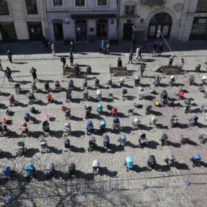 Protesta rrënqethëse në Ukrainë/ 109 karroca bosh në mes të sheshit, për 109 fëmijët që ka vràré Putini