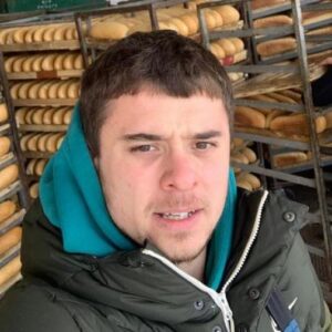 Të prek në shpirt/ Po punon nga 20 orë në ditë, 28-vjeçari nga Ukraina: Më dhembin duart do duhet të bëjë bukë