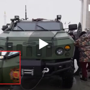 Presidenti çeçen vjedh nje automjet te blinduar ukrainas të kapur nga ushtarët e tij..VIDEO