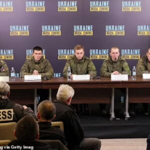 U kapën rob, Ukraina nxjerr në konferencë për shtyp ushtarët rusë
