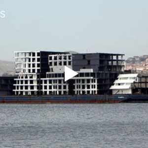 Ngjarje e pazakont në Turqi/ Ndërtesa 8 katëshe duke u transferuar me anije në pjesën tjetër të qytetit(VIDEO)