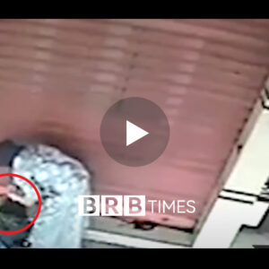 Subhanallah/ Gruaja kapet nga kamerat e siguris duke bërë Magji në.. (VIDEO)