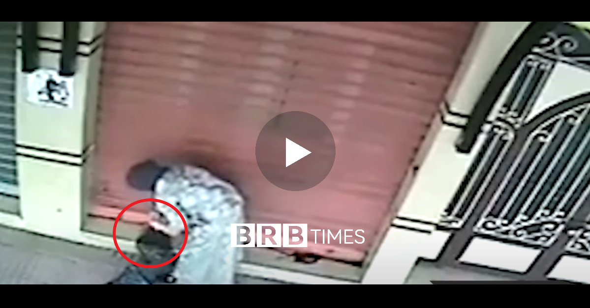 Subhanallah/ Gruaja kapet nga kamerat e siguris duke bërë Magji në.. (VIDEO)