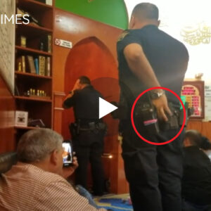 Në munges të Imamit një polic amerikan jep ezanin me zë të bukur në ditë të Ramazanit.(VIDEO)