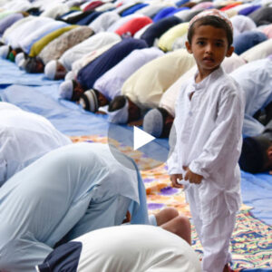 EMOCIONUESE/ Shiko perse ky femij i moshes 8 vjecare bertet gjat faljes se Namazit, Imami nxjer nga xhamia.