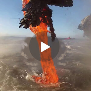 SubhanAllah/Pamjet e pabesueshme të llavës që derdhet në oqean,i rrezikshëm ..(VIDEO)