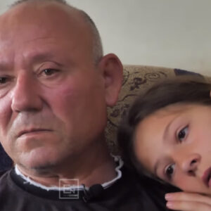 “Vajzën e rrita vetë, e ëma e braktisi 22 muajshe” Lotët e një babai të sëmurë, lutja e tij shkon për të bijën