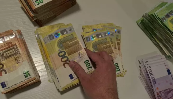 Pastrueses i japin gabimisht rrogën prej 225 mijë euro, merr paratë dhe zhduket