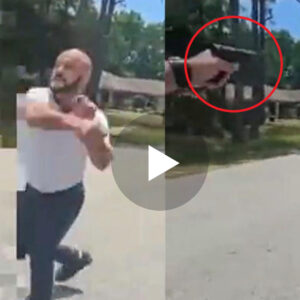 Moment tragjik mes këtyre dy burrave ku nxjerin armët në mes të rrugës dhe fillon ta gjuajn njëri tjetrin..VIDEO