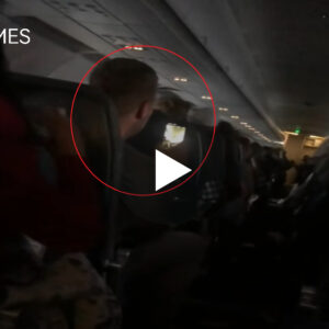 Ulurima dhe Panik/Gjat fluturimit me Avion Pasagjeri filmon momenti më të frikshëm në jetë (VIDEO)
