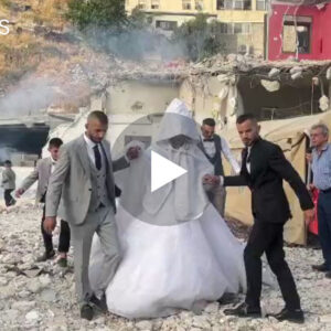 Emocionuese/ Festoi dasmën e vajzës së tyre mes rrënojave të shtëpisë, e cila u shkatërrua nga mpush.timi i.zr.aelitë (VIDEO)