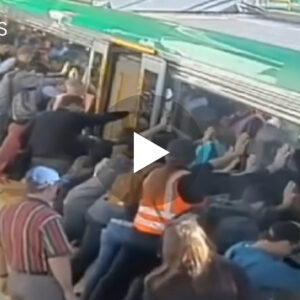E pabesueshme/Shikoni se si pasagjerët shtyen trenin për ta shpëtuar personin që kishte ngecur në shina(VIDEO)