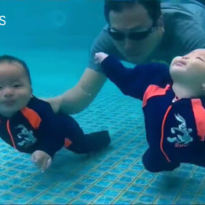 A dini se Bebet mund të notojn më mir se të rriturit dhe ato qëndrojn nën uj me goj të hapur (VIDEO)
