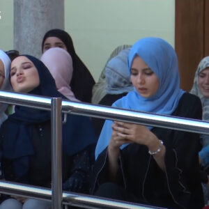 Shiko se si po ndryshon feja islame, falja e bajramit duket si sfilad mode me vajza të lyera e të parfymosura