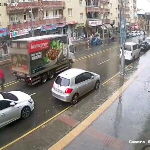 Shoferi Del Nga Kamioni Pa Ngritur Frenat E Dorës, Përplaset Me 15 Makina Të Parkuara…(VIDEO)