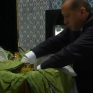 Pse ju lejua presidentit Erdogan të prek xhaketën e profetit Muhamed a.s?(VIDEO)