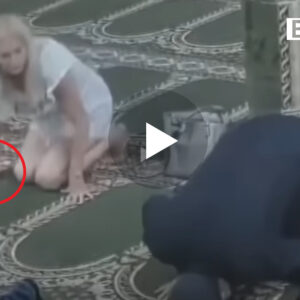 Një grua krishtere u fut në xhami gjat namazit të Xhumas duke shikuar cuditshem, Por shiko cfar ndodhi më pas (VIDEO)