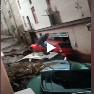 Lumi prej balte ka pushtuar rrugët e Italisë, Një pamje katastrofale e publikuar me 09-08 (VIDEO)23