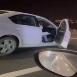 Shpejtësia e veturës mbi 120km: Gruaja, grindet me shoqen e saj, hap derën qe të hidhet nga vetura(VIDEO)