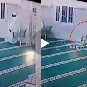 Mrekulli gjat faljes së namazit, Personi i cili i shpetoi vdekjes në momentin e fundit brenda Xhamis(VIDEO)