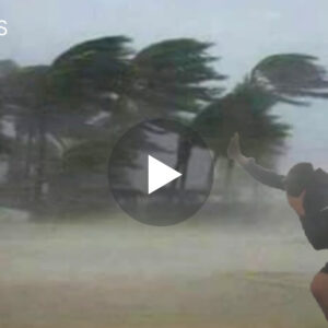 Stuhia më e tmershme me një shpejtësi prej 171 km në orë hodhi edhe njerëzit në ajër.VIDEO